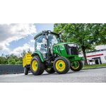 John Deere 3046R s kabínou