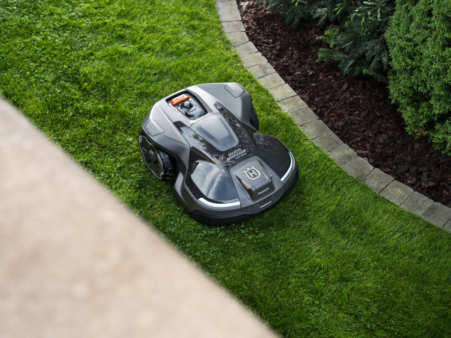 robotická kosačka HUSQVARNA AUTOMOWER® 320 NERA