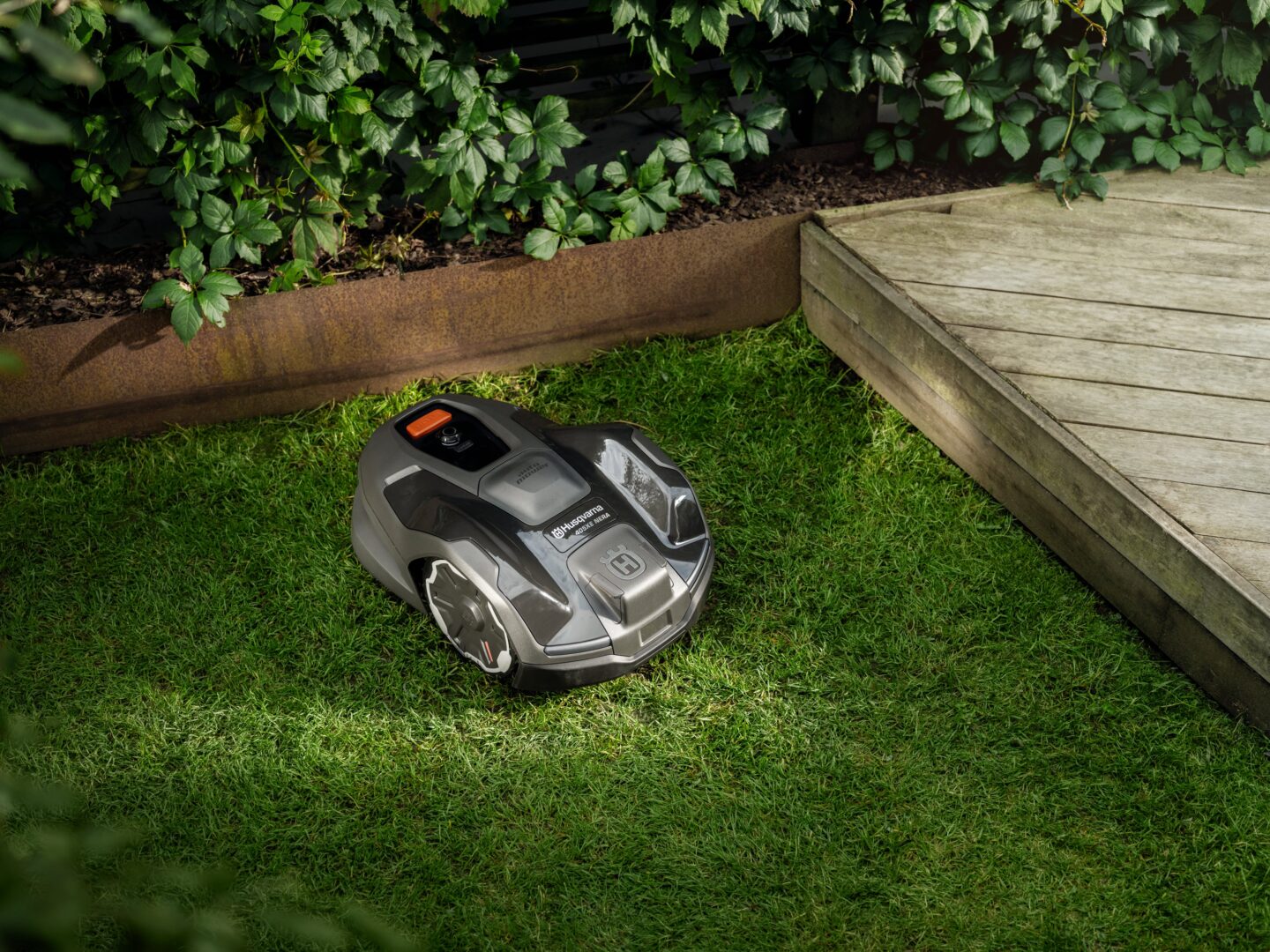 Husqvarna Automower® 405XE NERA s bedrôtovou technológiou