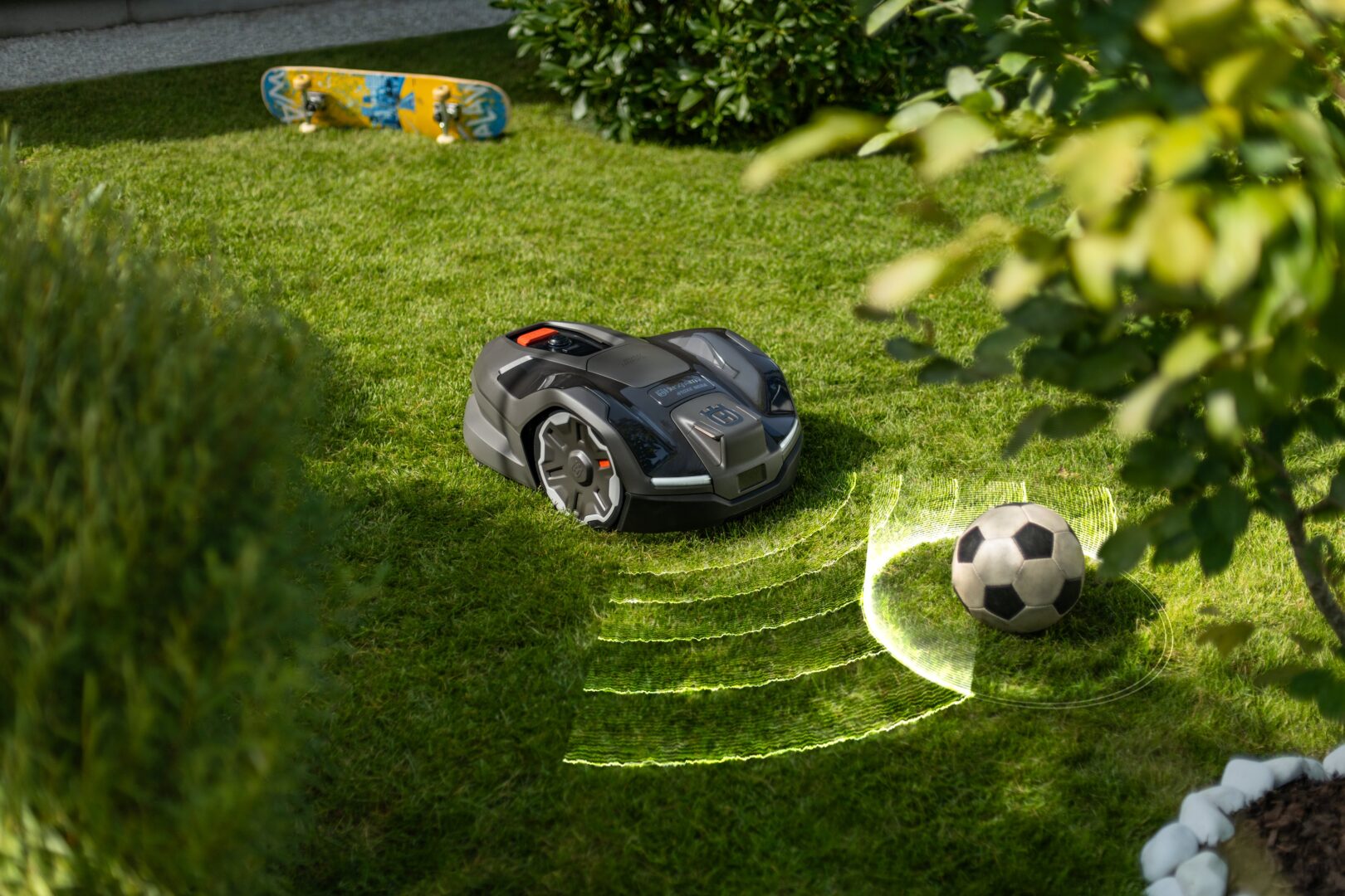 Husqvarna Automower® 405XE NERA s bedrôtovou technológiou