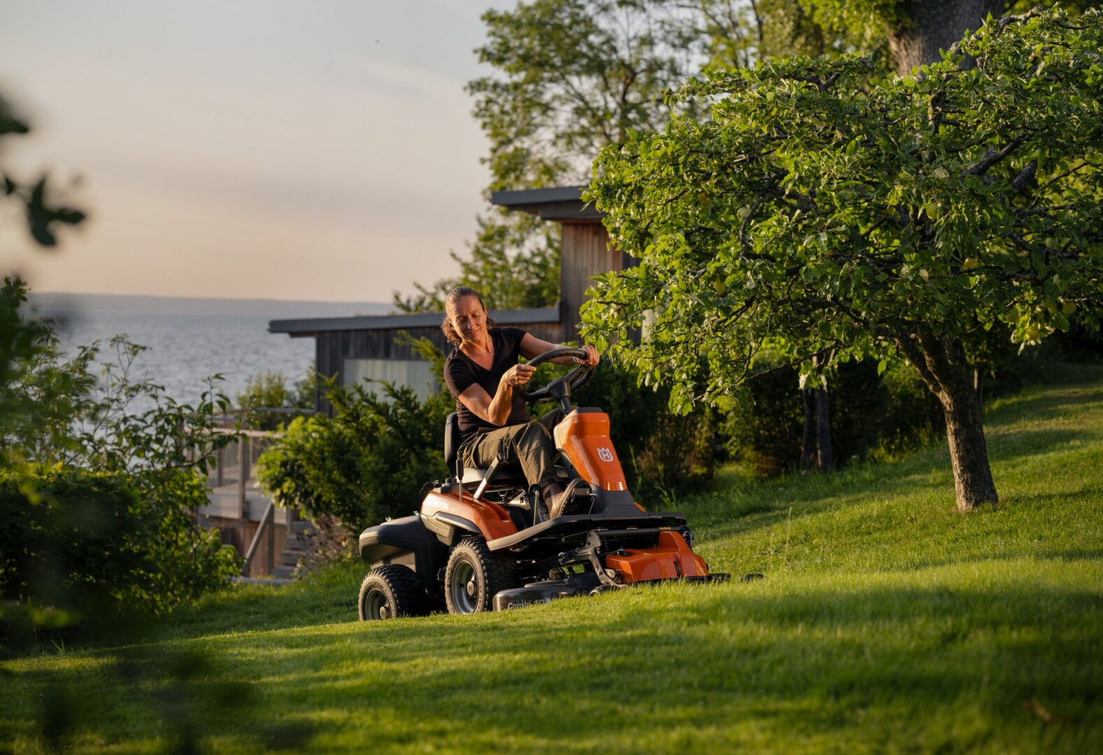 elektrický záhradný rider HUSQVARNA R 112iC
